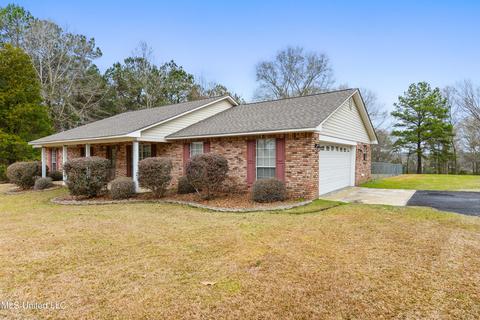 1661 Walton Ave, Wiggins, MS 39577 photo 2
