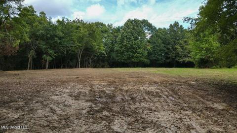 201 W Country Club Rd, Senatobia, MS 38668