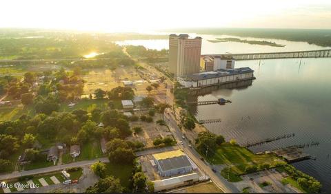 732 Bayview Ave, Biloxi, MS 39530