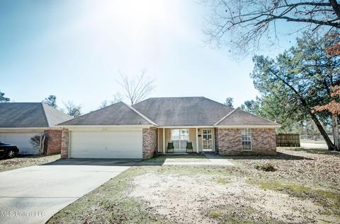 979 Watkins Pl, Jackson, MS 39206 photo 1