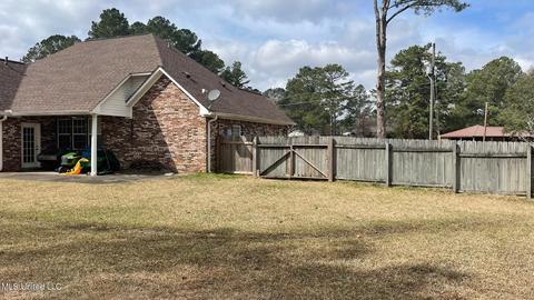 211 Greenview Dr, Forest, MS 39074 photo 4