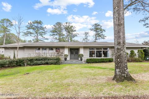 2438 Lake Cir, Jackson, MS 39211 photo 1