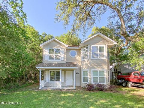 309 Thomas St, Bay Saint Louis, MS 39520