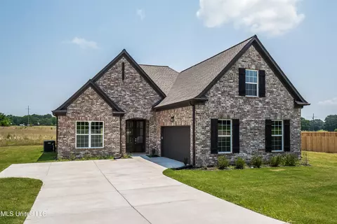 106 Ethelyn Smith Dr, Senatobia, MS 38668