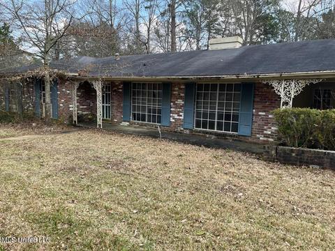 2010 Castle Hill Dr, Jackson, MS 39204 photo 1