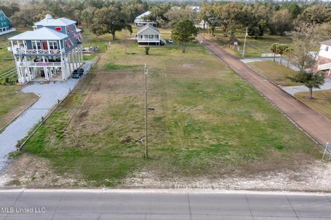 231 S Beach Blvd, Waveland, MS 39576