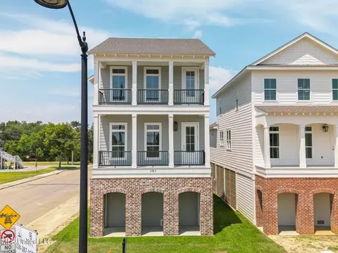 101 E 2nd St, Pass Christian, MS 39571