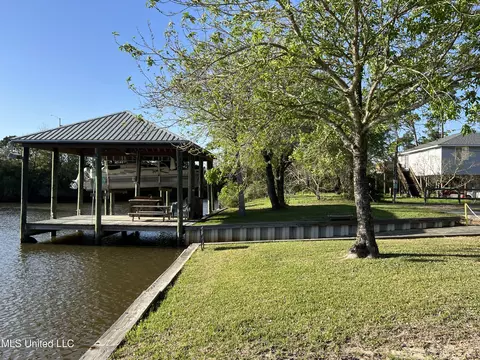 104 Mimosa St, Pass Christian, MS 39571