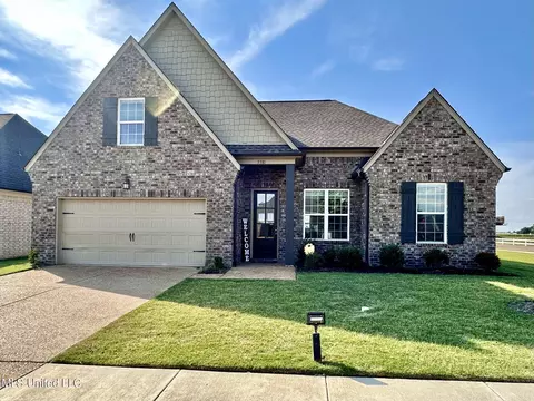 5581 W Lakeside Cir, Walls, MS 38680