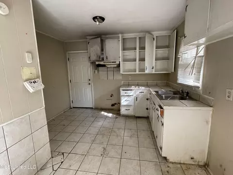 2844 Charleston Dr, Jackson, MS 39212 photo 4