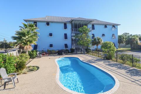 699 Dunbar Ave #204, Bay Saint Louis, MS 39520