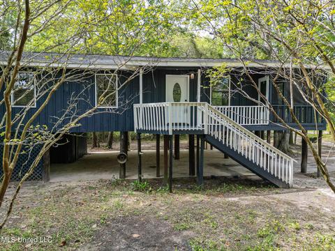 12076 Riverbend Dr, D'iberville, MS 39540