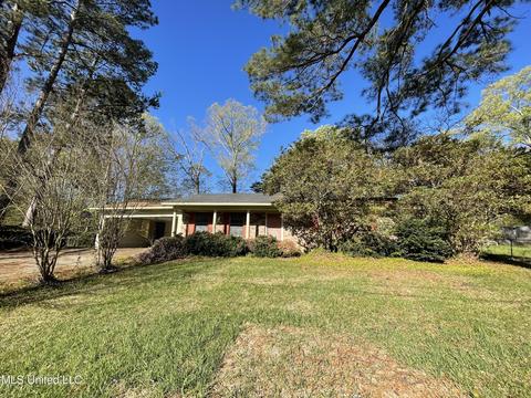 3943 Forest Lake Dr, Jackson, MS 39212