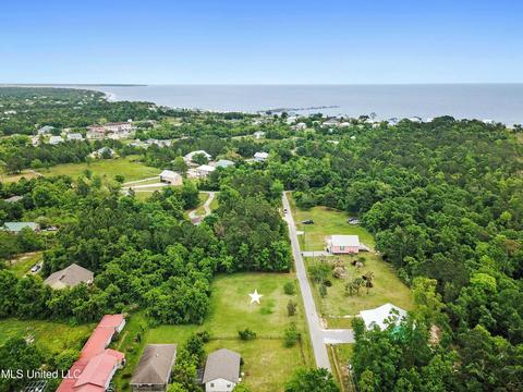 334 Gordon St, Waveland, MS 39576