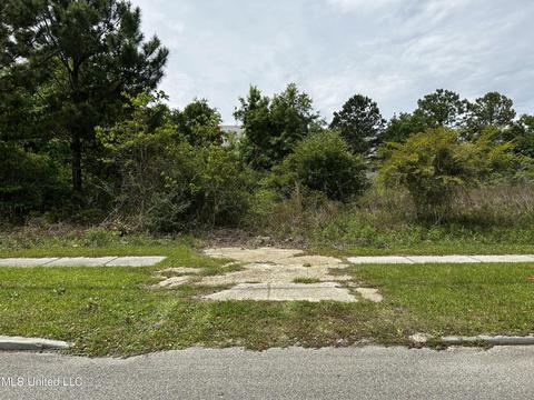 137 Holiday Ave, Pass Christian, MS 39571