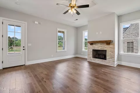 Living - 2548 W Ac Freeman Dr, Hernando, MS 38632 photo 2 of 4