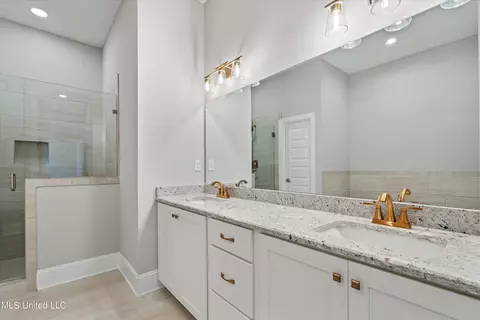 Bath - 2548 W Ac Freeman Dr, Hernando, MS 38632 photo 1 of 5