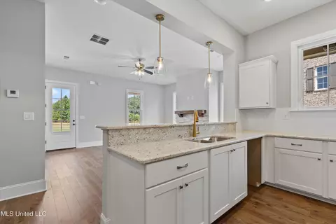 Kitchen - 2548 W Ac Freeman Dr, Hernando, MS 38632 photo 2 of 4