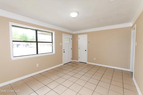 3825 Juniper St, Moss Point, MS 39563 photo 2