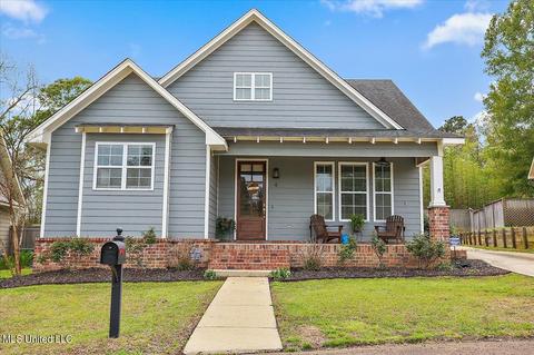 4 Oakwood Glen Dr, Clinton, MS 39056