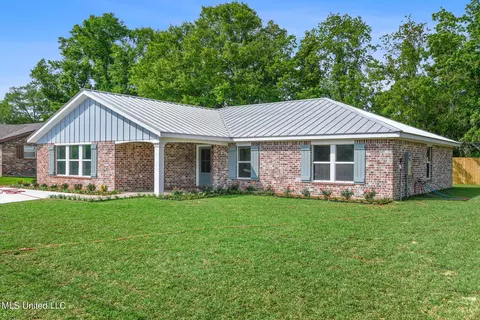 609 Sunset Dr, Bay Saint Louis, MS 39520