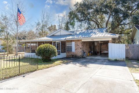 539 Meadow Ln, Waveland, MS 39576