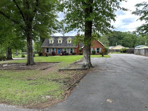 13 Little Pacific Dr, Hattiesburg, MS 39402