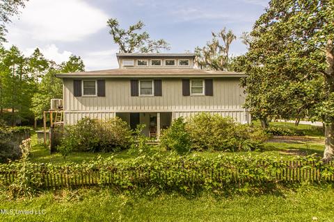 4087 Maui Rd, Pearlington, MS 39572