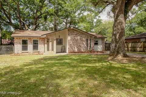 10013 Oakwood Park Dr, Moss Point, MS 39562