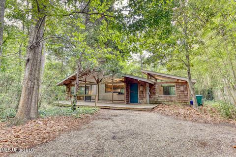 1107 Byrd Dr, Ocean Springs, MS 39564
