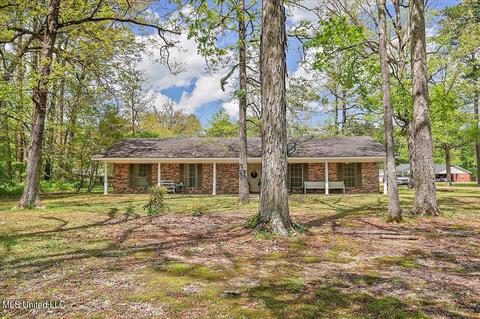 1410 E 3rd St, Forest, MS 39074