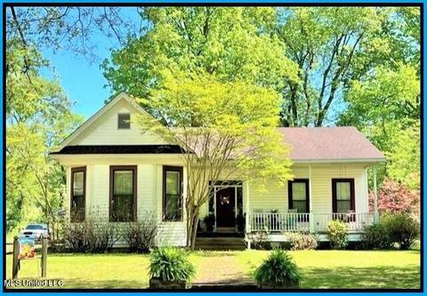 206 Panola Ave, Batesville, MS 38606