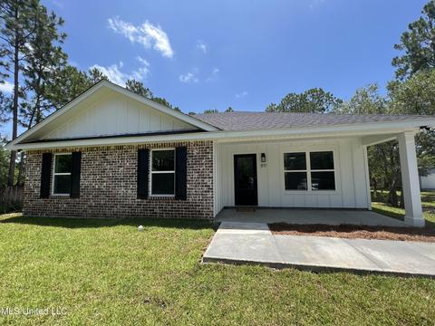 811 Dicks St, Waveland, MS 39576