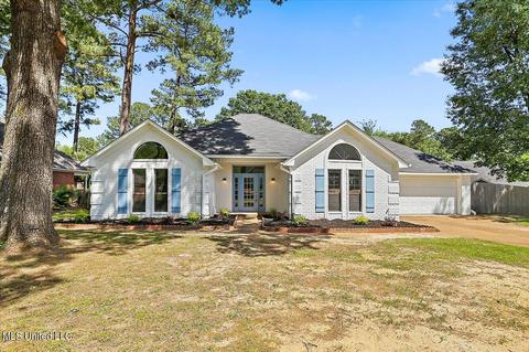 102 Ridgecrest Dr, Ridgeland, MS 39157