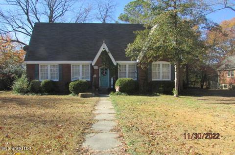 210 N Walthall St, Holly Springs, MS 38635