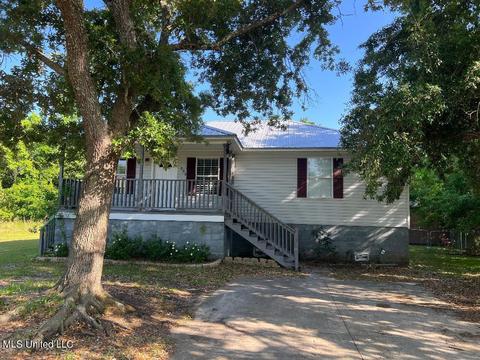 203 Mcdonald Dr, Pass Christian, MS 39571