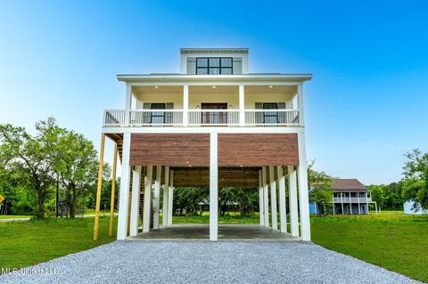 101 Blakemore Ave, Bay Saint Louis, MS 39520