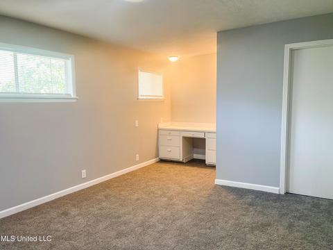 Living - 324 Stillwood Dr, Jackson, MS 39206 photo 2 of 3