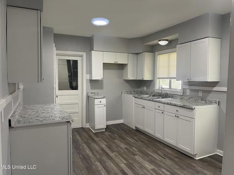 Kitchen - 324 Stillwood Dr, Jackson, MS 39206 photo 1 of 2