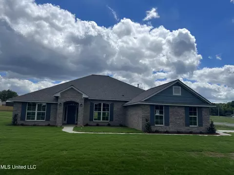 5915 Sara Ann Dr, Horn Lake, MS 38637