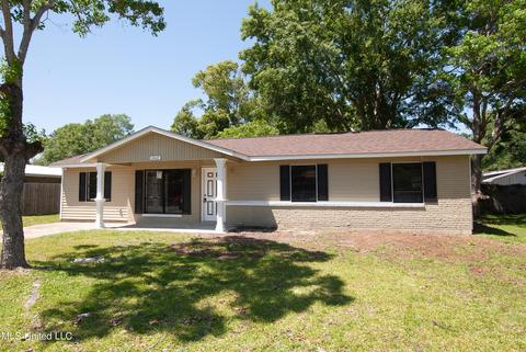 2407 Clairmont Ave, Pascagoula, MS 39567
