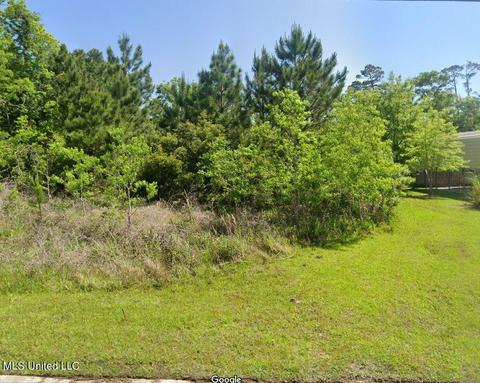 136 Lafitte Dr, Waveland, MS 39576