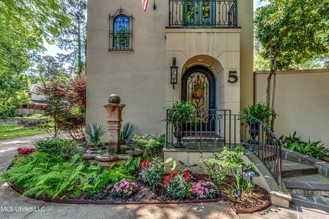 5 Highland Park Ct, Jackson, MS 39211