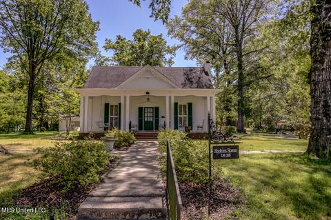 285 E College Ave, Holly Springs, MS 38635