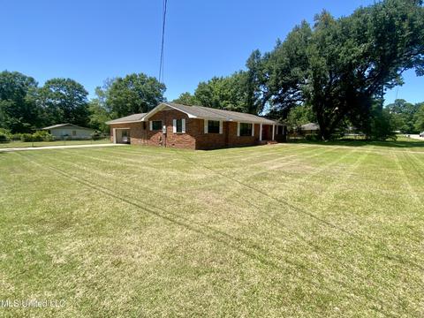 208 Elizabeth St, Wiggins, MS 39577 photo 3