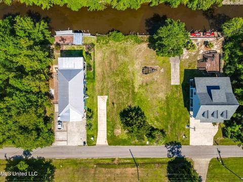 41 Fiber St, Bay Saint Louis, MS 39520