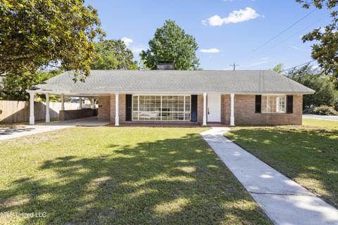 1095 Columbus St, Biloxi, MS 39530