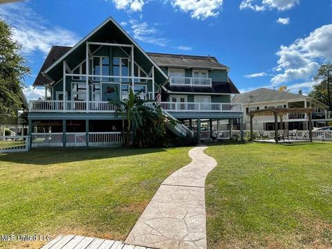 61 Bayou Cir, Gulfport, MS 39507