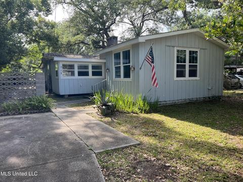 715 Wood St, Waveland, MS 39576