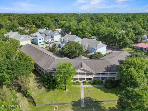 515 Third St #9, Bay Saint Louis, MS 39520